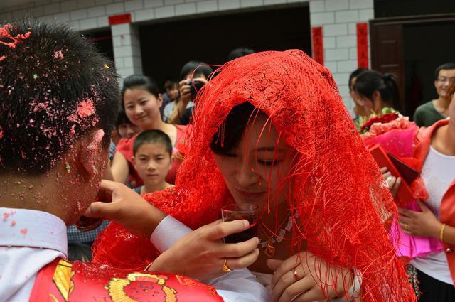 嫁妆是给男方还是女方（嫁妆和彩礼的区别）