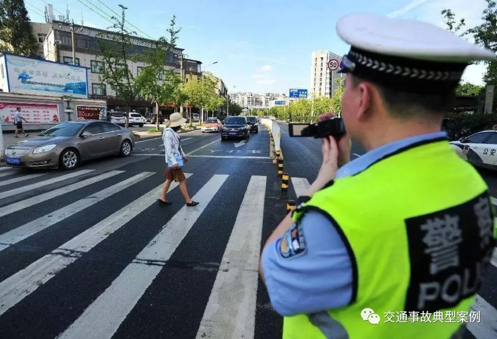 责任认定书交警敢偏袒一方吗（交警不出责任书的套路）