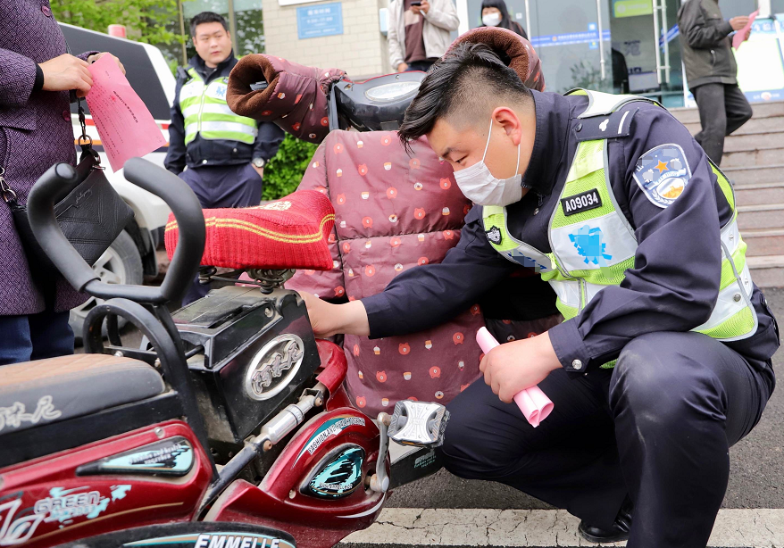 骑电动车要戴头盔吗（骑自行车不戴头盔违法）