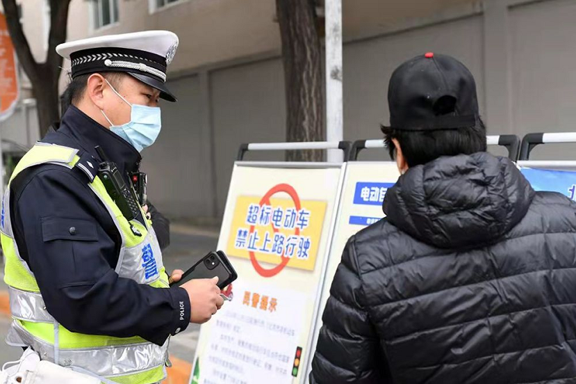 骑电动车要戴头盔吗（骑自行车不戴头盔违法）